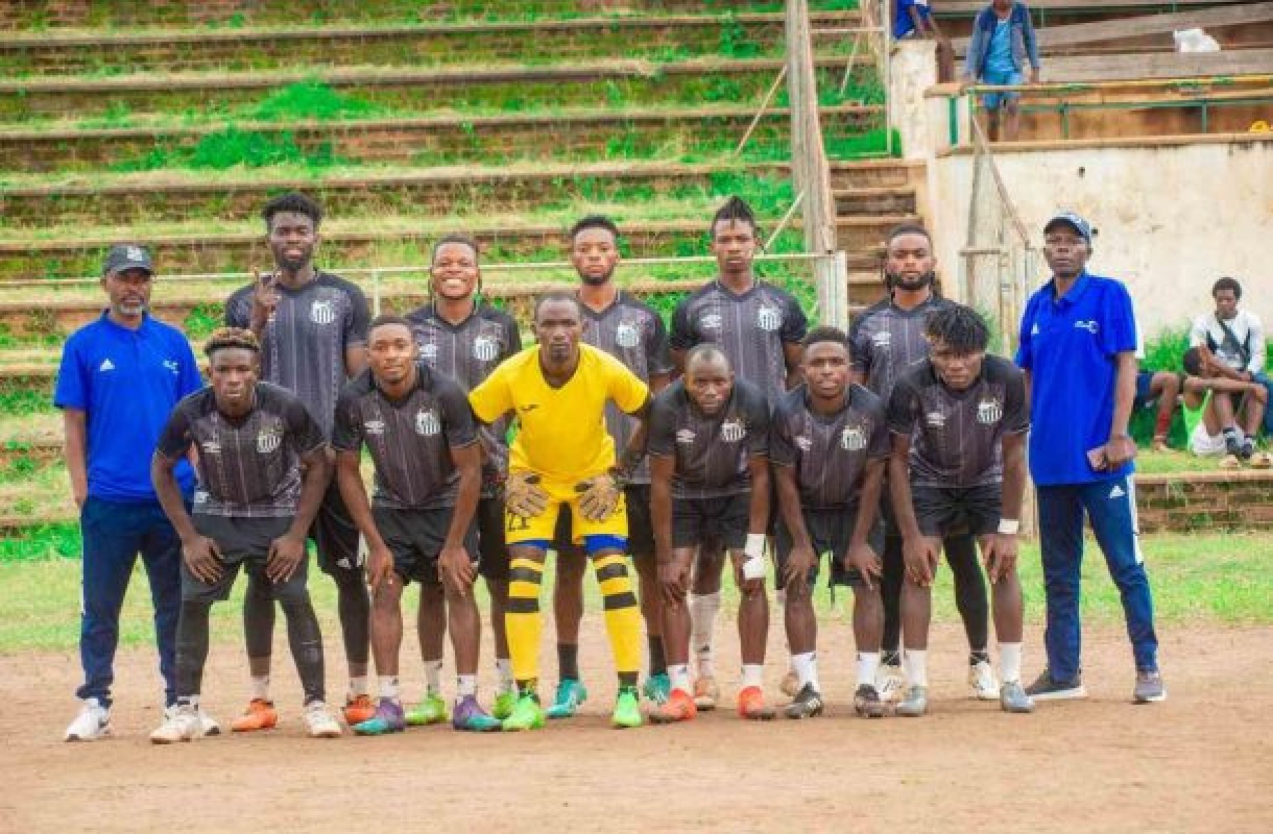 Refugiados do Malawi disputam campeonato com camisas doadas pelo Santos Refugiados do Malawi disputam campeonato com camisas doadas pelo Santos