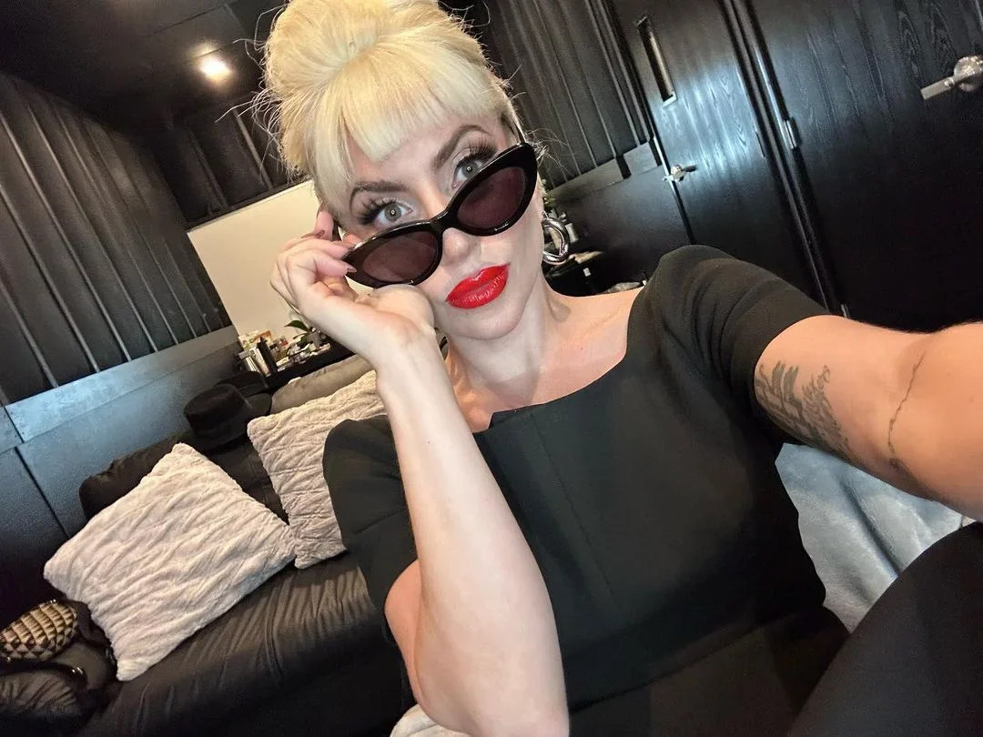 Em 2020, Gaga voltou às suas raízes do dance-pop com seu sexto álbum de estúdio, denominado “Chromatica”, que se tornou seu sexto consecutivo a ocupar o posto de número um nos Estados Unidos. O trabalho ultrapassou mais de 1 milhão de cópias vendidas somente no país.
