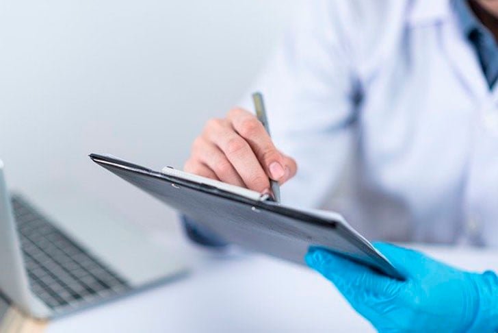 Se o paciente adulterar atestado médico vinculado ao SUS, a pena será de reclusão, de dois a seis anos, e multa, pelo crime de falsificação de documento público (artigo 297).