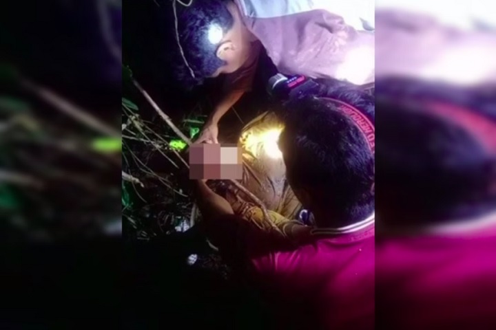 O filho da agricultora, La Faru, encontrou apenas o cesto da mãe e, com ajuda de vizinhos, a encontrou já sendo devorada pela serpente.