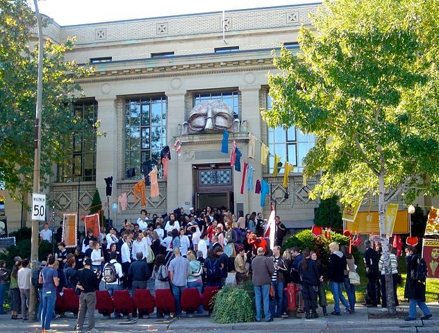 ApÃ³s apenas dois anos na UBC, ele decidiu mudar de curso e se mudar para Montreal, onde comeÃ§ou a estudar na National Theatre School.