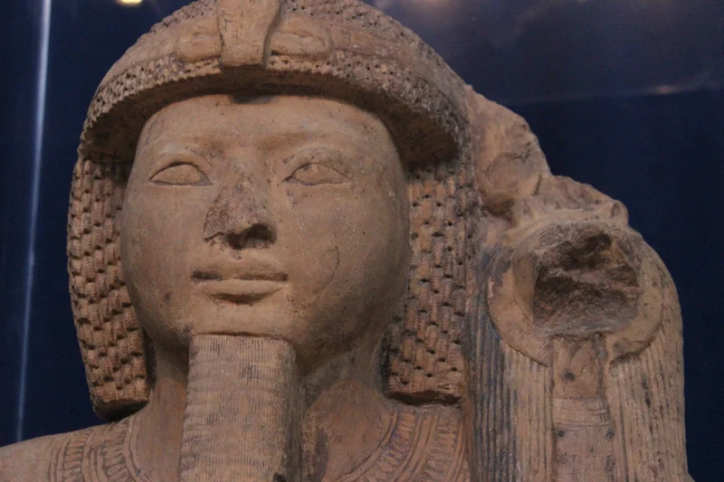 Até um dos faraós, Ramessés III (r. 1184–1153 a.C.), ou a ser conhecido como "faraó-cervejeiro" após doar, aos sacerdotes do Templo de Amon, 466 308 ânforas ou aproximadamente um milhão de litros de cerveja provenientes de suas cervejarias.