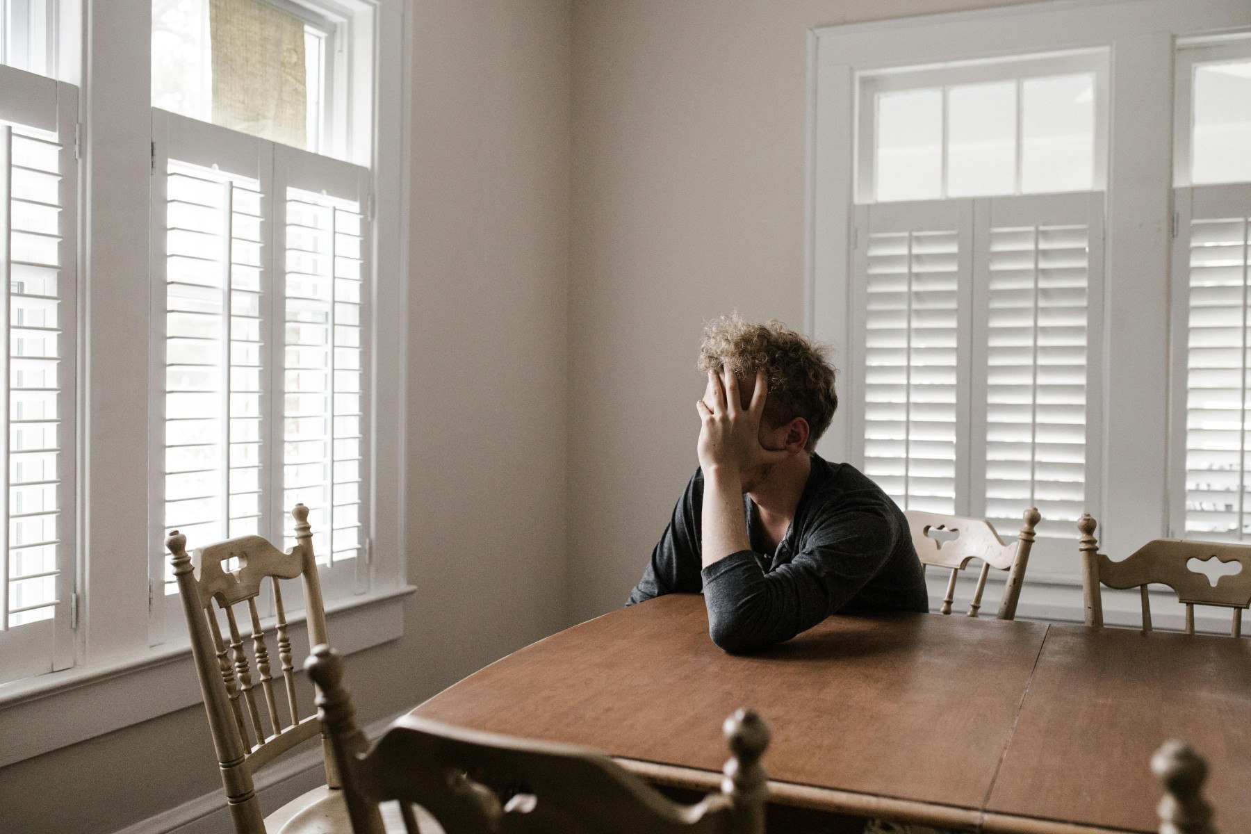 Alguns hábitos rotineiros podem afetar negativamente a saúde mental, o bem-estar emocional e até a condição física. No entanto, pequenas mudanças no dia a dia podem reduzir esses impactos. A seguir, estão algumas orientações importantes