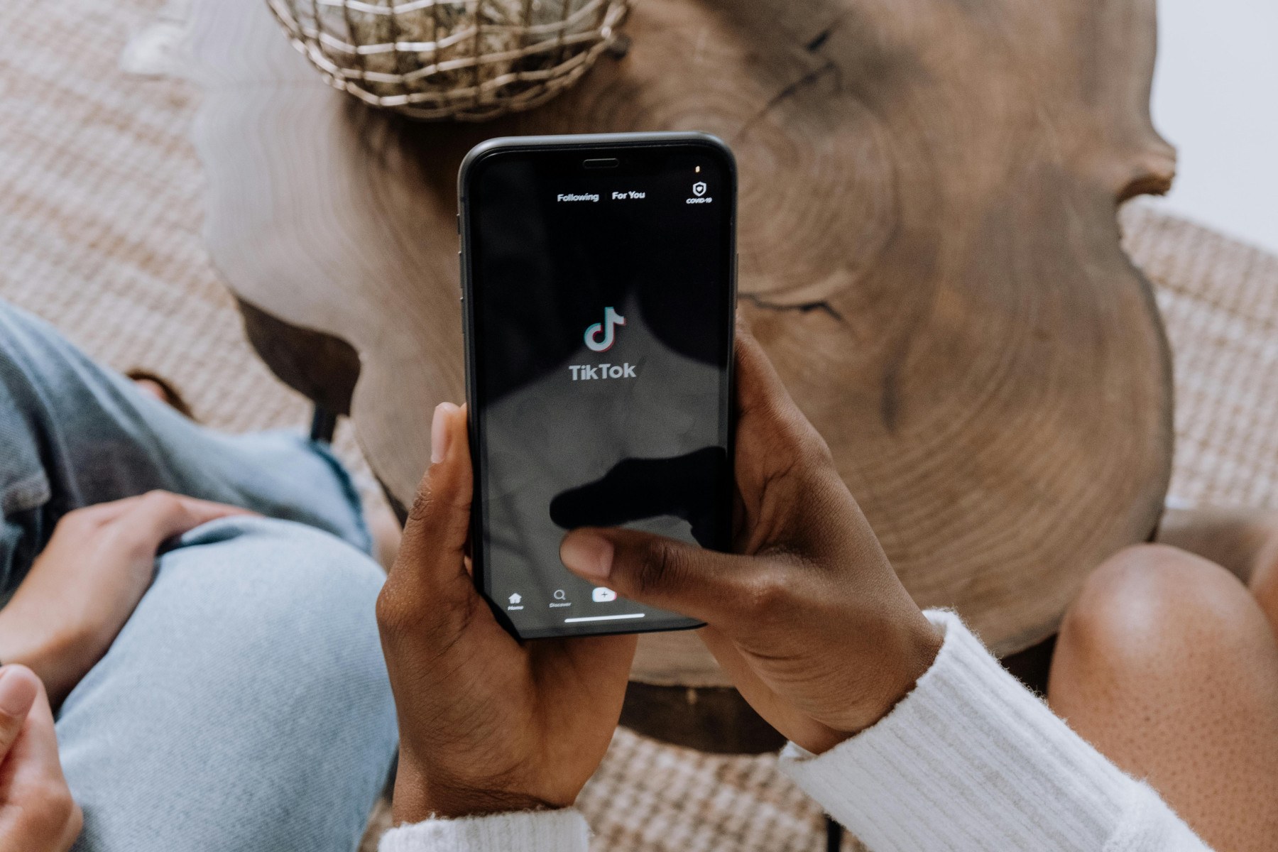 Telas logo ao acordar ou antes de dormir: Utilizar dispositivos eletrônicos nesses momentos interfere no ritmo biológico natural. Para preservar a qualidade do sono e manter o bem-estar mental, o ideal é evitar o uso de celulares, televisores e computadores ao começar ou encerrar o dia