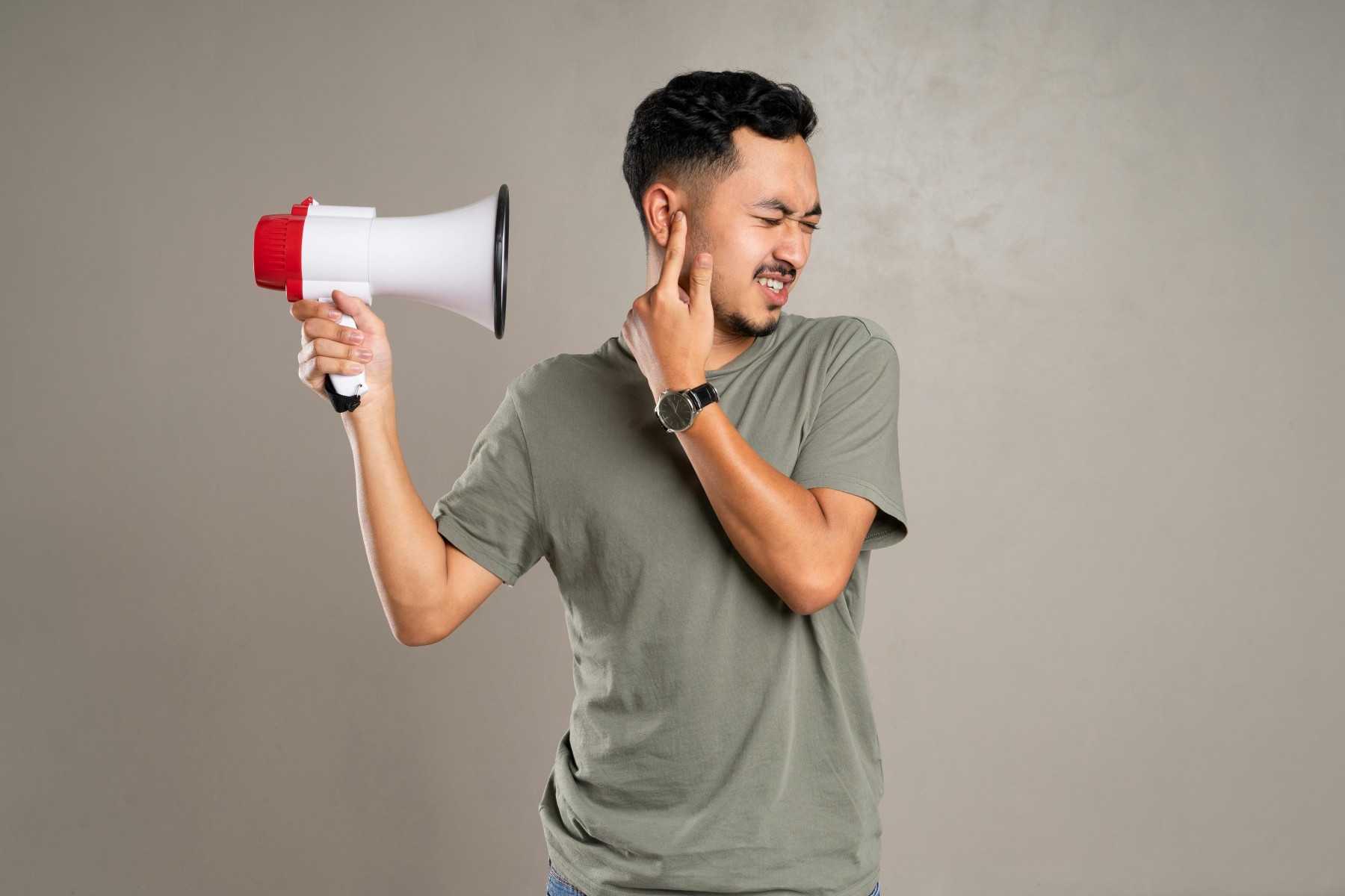 Volume alto nos fones de ouvido: Ouvir sons em níveis elevados com fones pode causar danos auditivos permanentes. Pesquisas mostram que essa prática pode afetar áreas cerebrais relacionadas ao movimento, emoções e motivação. É recomendável controlar o volume e fazer pausas durante o uso