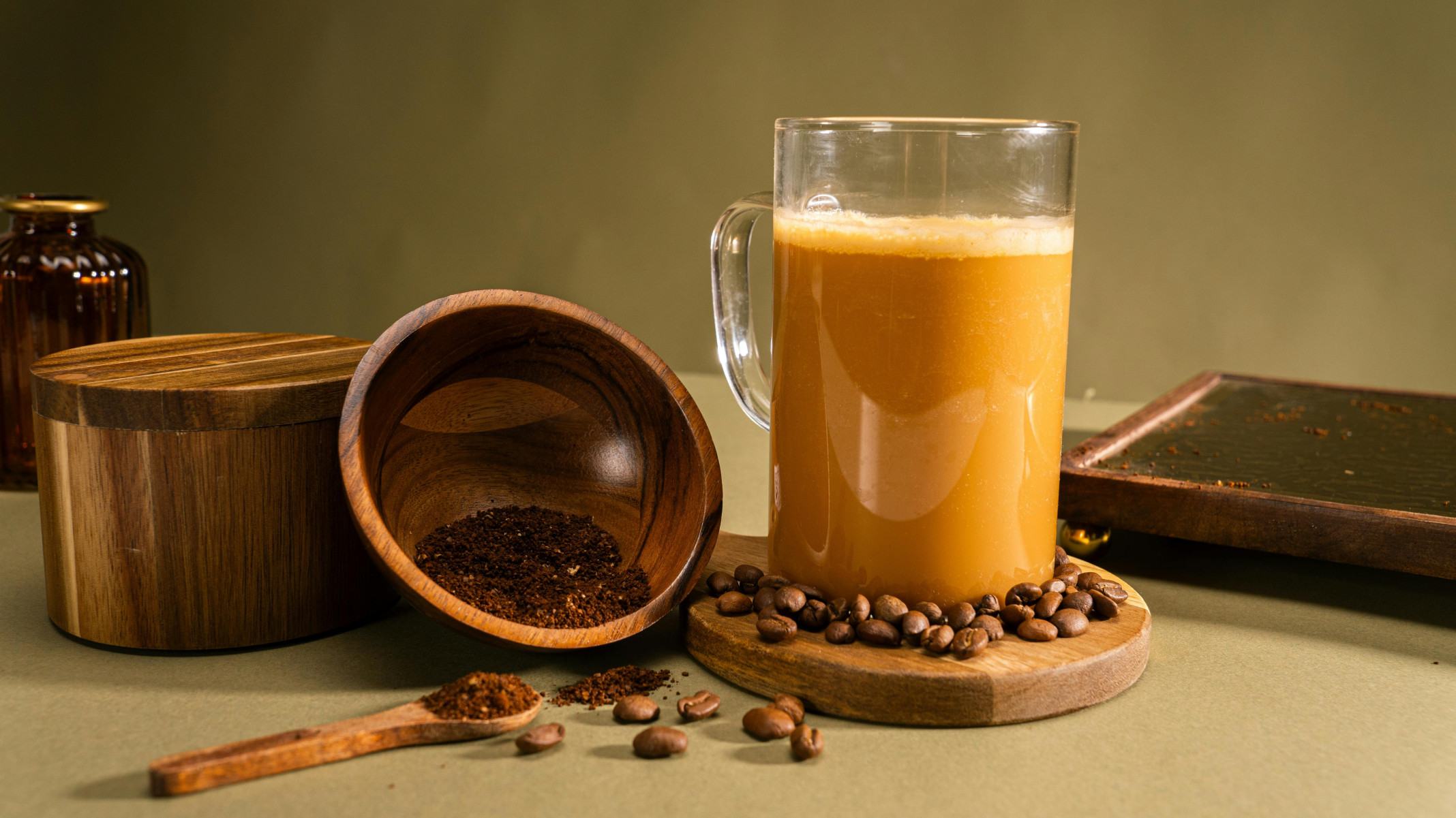 Excesso de cafeína: Consumir cafeína em grande quantidade afeta o equilíbrio emocional, podendo elevar os níveis de estresse e prejudicar o sono. Especialistas indicam limitar o consumo diário a 400 mg. É importante lembrar que chás e bebidas energéticas também contêm cafeína, não apenas o café