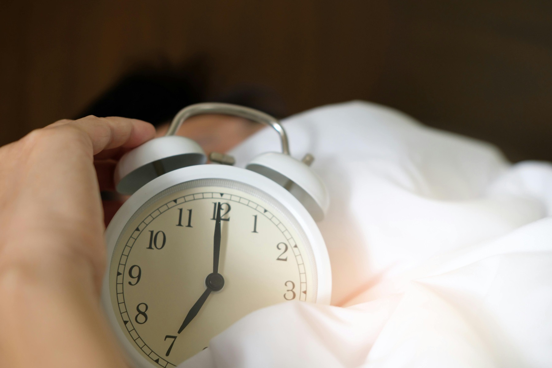 Negligenciar o sono: Dormir menos do que o necessário compromete funções cognitivas e aumenta o risco de doenças, como distúrbios cardiovasculares. Uma rotina de sono adequada, com cerca de oito horas por noite, é essencial para manter a saúde física e mental