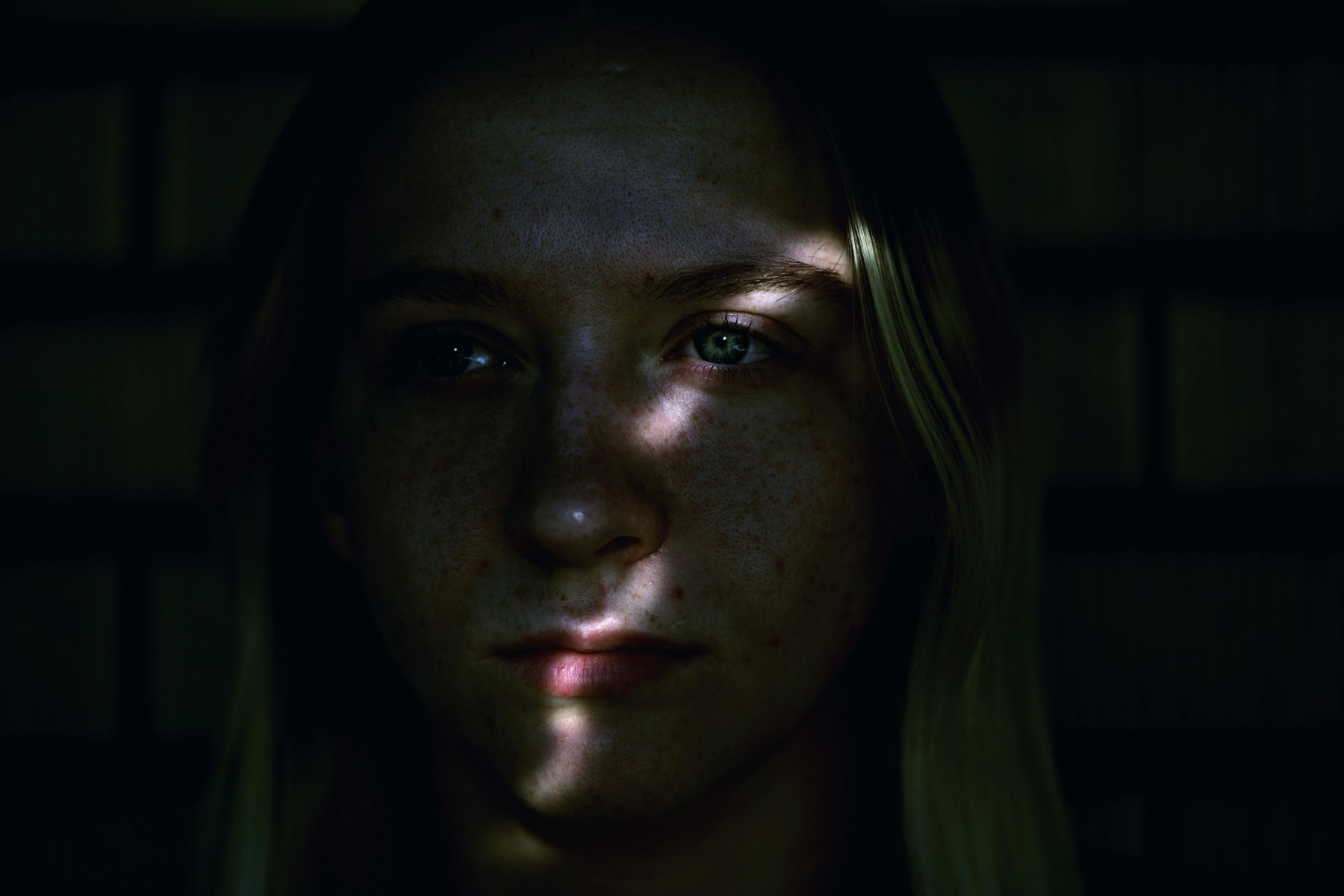 Ambientes sem luz natural: Passar muito tempo em locais escuros pode reduzir a produção de serotonina, substância importante para o equilíbrio do humor, sono e outras funções do corpo. A recomendação é buscar o contato com a luz natural, praticar atividades ao ar livre e explorar ambientes abertos sempre que possível