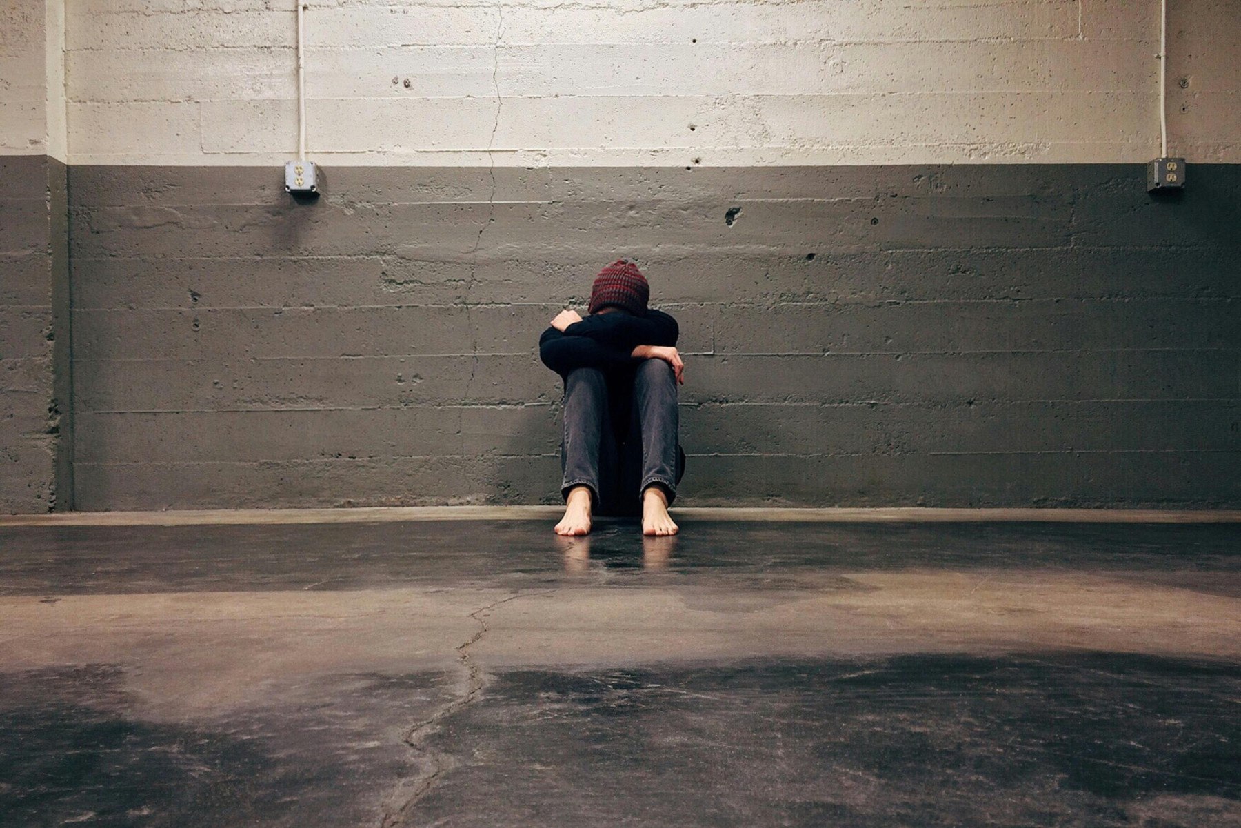 Pensamentos autodepreciativos: Ideias negativas recorrentes influenciam o comportamento e as emoções. O excesso de autocrítica pode gerar estresse e contribuir para quadros de ansiedade e depressão ao longo do tempo. O ideal é reconhecer tanto os desafios quanto os aspectos positivos da vida, reforçando a autoconfiança