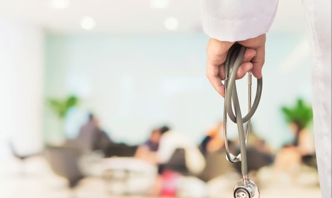 O médico que fornece atestado falso pratica o crime de falsidade de atestado médico (artigo 302), e, ainda, infração ao Código de Ética (artigo 80). 