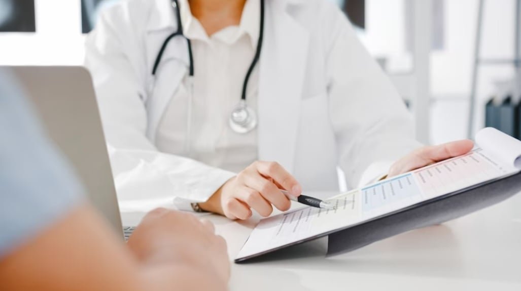 E, se o atestado falso for de um médico particular, a pena será de reclusão, de um a cinco anos, e multa, pelo crime de falsificação de documento particular (artigo 298).