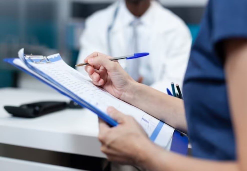 Já quem se utiliza de atestado médico falso ou alterado, de acordo com o Código Penal, comete o delito de uso de documento falso, com pena de detenção de 1 mês a 1 ano (artigo 304).