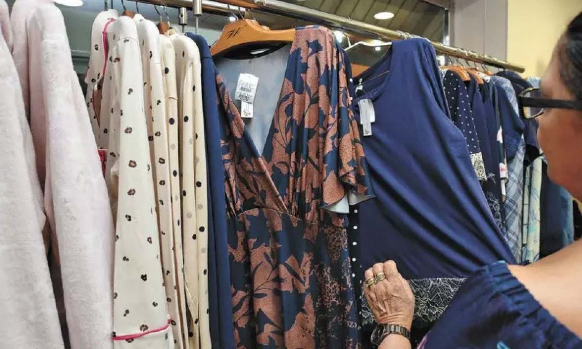 Roupas, calçados, perfumes e outros artigos são os preferidos para presentear as mães -  (crédito: Túlio Santos/EM/D.A Press)