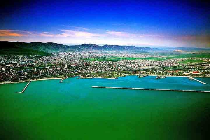 O Mar Cáspio (Rússia, Cazaquistão, Turcomenistão, Irã e Azerbaijão) é o maior corpo de água fechado do mundo, com 371.000 km² e profundidade máxima de 1.025 m. Apesar do nome, é um lago salgado crucial para a pesca e a extração de petróleo.
