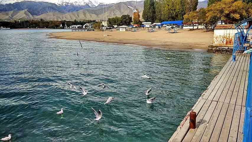 O Lago Issyk-Kul (QuirguistÃ£o) ocupa 6.236 kmÂ² e atinge 668 m de profundidade. Rodeado por montanhas, Ã© um dos maiores lagos de altitude do mundo e nunca congela, apesar das temperaturas frias da regiÃ£o.

