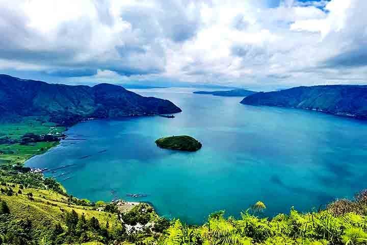 O Lago Toba (Indonésia) ocupa 1.130 km² e atinge 505 m de profundidade. Maior lago vulcânico do mundo, foi formado por uma erupção catastrófica há 75.000 anos e hoje é um importante destino turístico.

