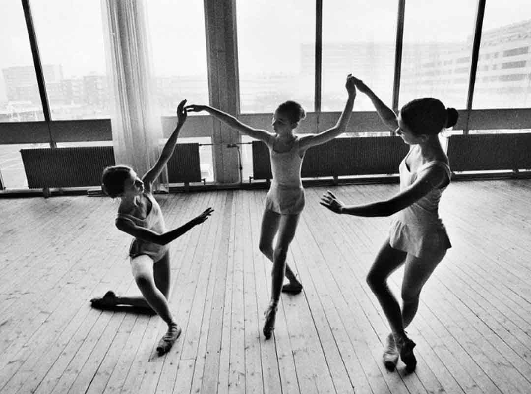 Sobre "La Courneuve", Salgado comentou na revista Polka Magazine que promoveu um trabalho de "olhar quase antropológico", sobre a falta de capacidade do estado francês de integrar aquela população na sociedade local. 