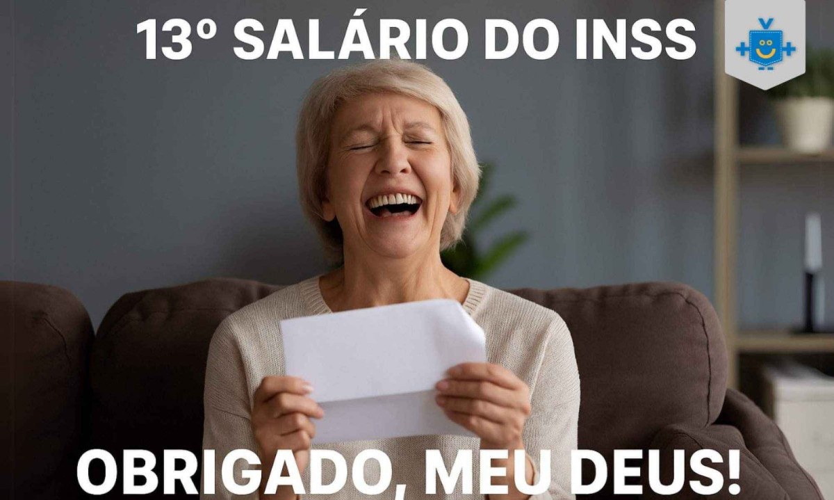 Imagem mostra uma senhora sorrindo e segurando um envelope, sentada em um sofá, simbolizando a alegria ao receber o 13º salário do INSS. A legenda em destaque diz: Imagem mostra uma senhora sorrindo e segurando um envelope, sentada em um sofá, simbolizando a alegria ao receber o 13º salário do INSS. A legenda em destaque diz: