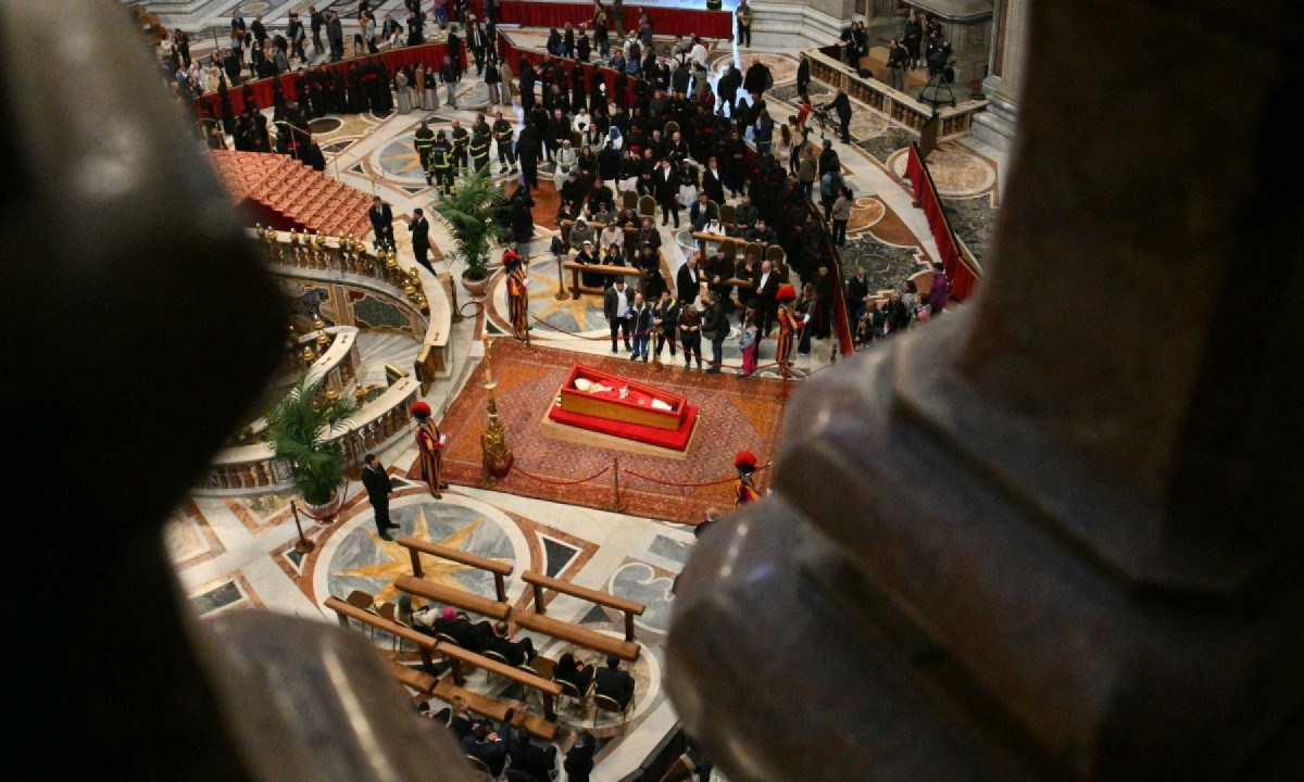 Pessoas am pelo caixão do papa Francisco , que jaz em câmara ardente na Basílica de São Pedro, no Vaticano -  (crédito: Andreas SOLARO / AFP)