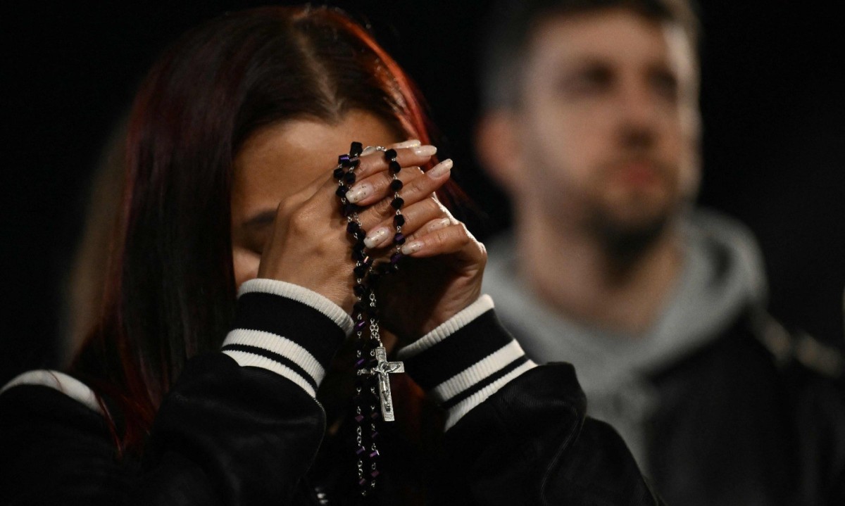 Mulher reza na praça da Basílica de Santa Maria Maior, igreja onde fica o túmulo do papa Francisco - (crédito: Marco Bertorello/AFP) Mulher reza na praça da Basílica de Santa Maria Maior, igreja onde fica o túmulo do papa Francisco - (crédito: Marco Bertorello/AFP)