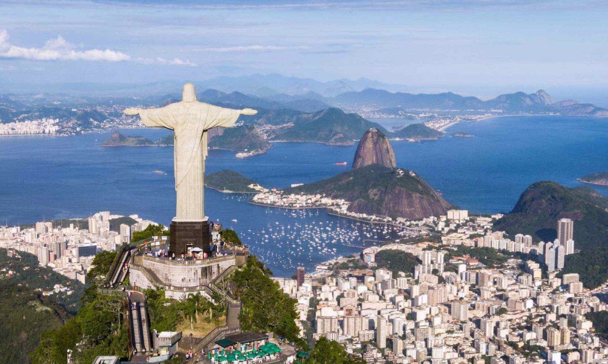 Vista aérea do Rio de Janeiro, com o Corcovado em primeiro plano -  (crédito: depositphotos)