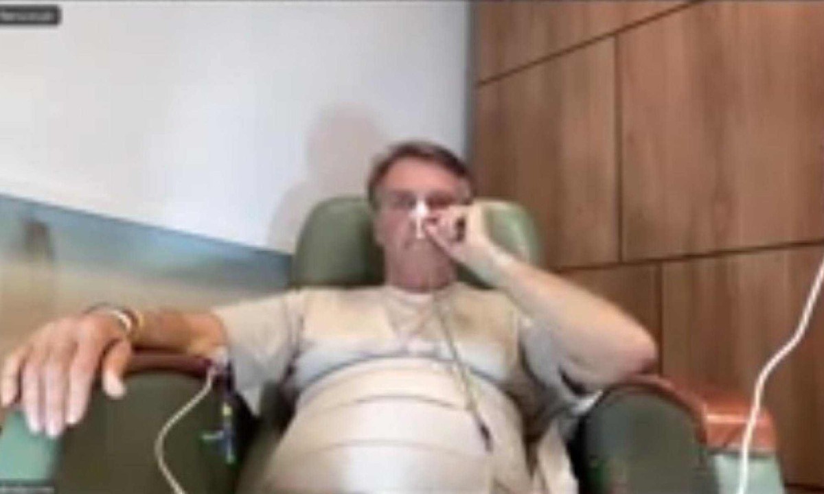 Ex-presidente Jair Bolsonaro se irritou ao ser notificado por uma oficial de Justiça após participar por cerca de uma hora de uma live com os filhos e aliados -  (crédito: Reprodução/Redes Sociais)