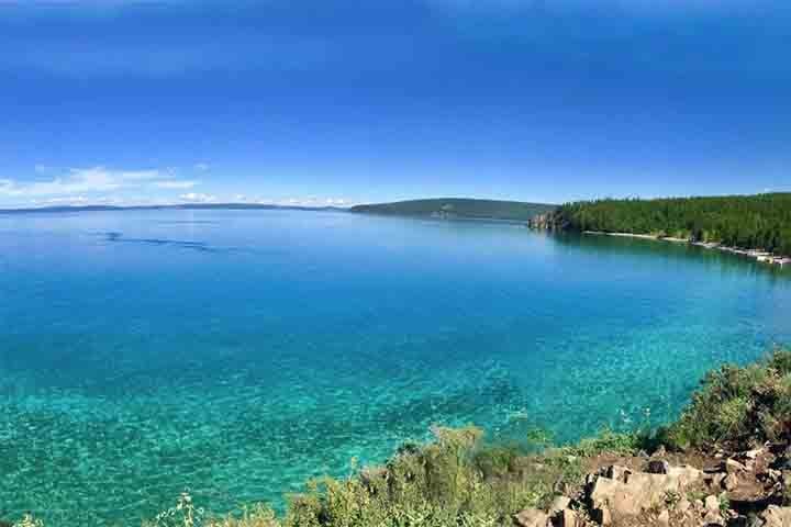 O Lago Khovsgol (Mongólia) ocupa 2.760 km² e atinge 267 m de profundidade. Conhecido como "irmão menor do Baikal", possui água extremamente pura e é considerado sagrado pelo povo mongol.
