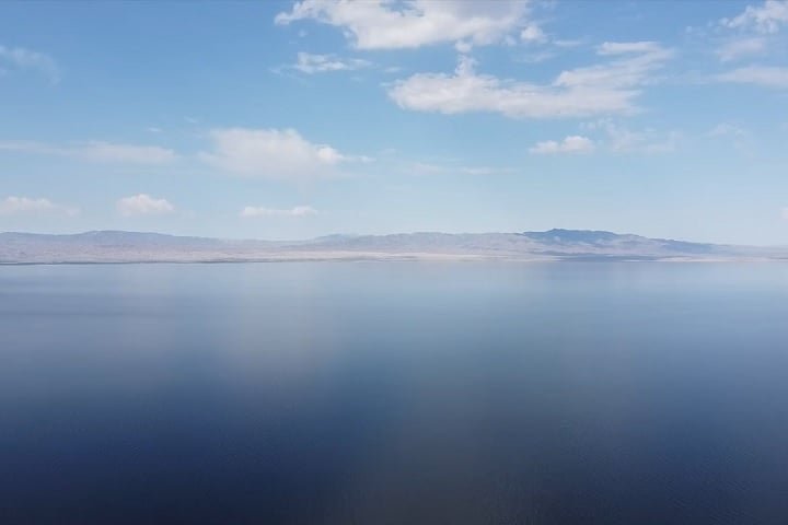 Ele se formou em 1905, quando o Rio Colorado transbordou e inundou um canal de irrigaÃ§Ã£o perto de Palm Springs. 