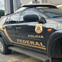 Preso integrante de quadrilha de golpes com cartões - preso no aeroporto, homem já está na sede da Polícia Federal, em Montes Claros