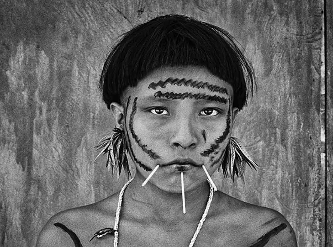 Nas séries “Gênesis” e “Amazônia”, o fotógrafo direcionou suas lentes para os povos originários e à natureza. 
