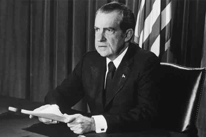 Com a ajuda de uma fonte sigilosa, Bernstein e Woodward avançaram em descobertas que indicavam participação no crime do comitê de reeleição do então presidente Richard Nixon, do Partido Republicano.

