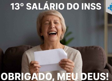 Imagem mostra uma senhora sorrindo e segurando um envelope, sentada em um sofá, simbolizando a alegria ao receber o 13º salário do INSS. A legenda em destaque diz: 