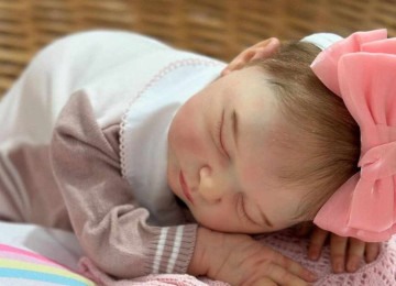 Virou moda brincar de boneca. Aliás, boneca, não: bebê reborn. Tratam-se de brinquedos ultra realistas feitos em silicone que fazem a cabeça de diversos adultos. 
 -  (crédito: Redes sociais)