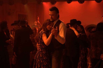 Quinn (Minka Kelly) e Staten (Josh Duhamel)  se apaixonam 
depois da morte da esposa dele, que era a melhor amiga dela -  (crédito: Netflix/Divulgação)