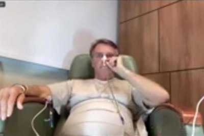 Ex-presidente Jair Bolsonaro se irritou ao ser notificado por uma oficial de Justiça após participar por cerca de uma hora de uma live com os filhos e aliados -  (crédito: Reprodução/Redes Sociais)