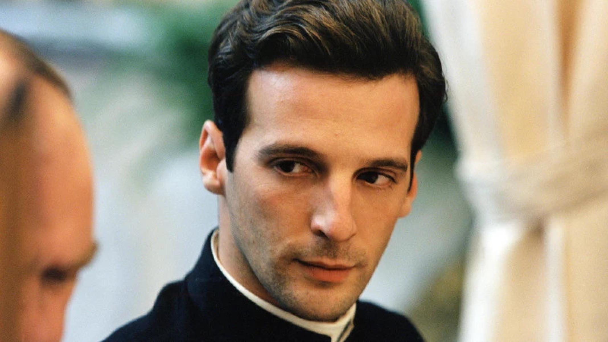 'Amém' (2002), do diretor franco-grego Costa-Gavras, inspirado no livro 'O vigário' (1963), de Rolf Hochhut, ganhou o César, maior prêmio do cinema francês, de Melhor Roteiro. Durante a Segunda Guerra, um químico contratado pelos nazistas descobre a realidade das câmaras de gás. Em vão, ele tenta, com a ajuda de um jesuíta (Mathieu Kassovitz, foto), alertar o papa Pio XII para o horror nos campos de concentração. O filme mostra o papa covarde e seu silêncio cúmplice sobre os crimes nazistas. A tese, contudo, é matizada pelo Vaticano e alguns historiadores, que lembram que Pio XII rompeu seu silêncio três vezes e contribuiu para o resgate de dezenas de milhares de judeus, especialmente na Itália. DVD à venda no site amazon.com.br

-Reprodução