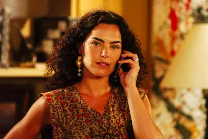 Ana Paula Arósio é uma atriz e ex-modelo brasileira, nascida em 16 de dezembro de 1975, em São Paulo. 