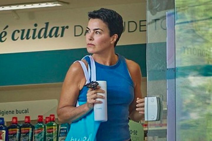 Além disso, Arósio também estrelou uma campanha publicitária para uma rede de farmácias, pela qual, segundo o jornal Folha de São Paulo, teria recebido cerca de R$ 700 mil.