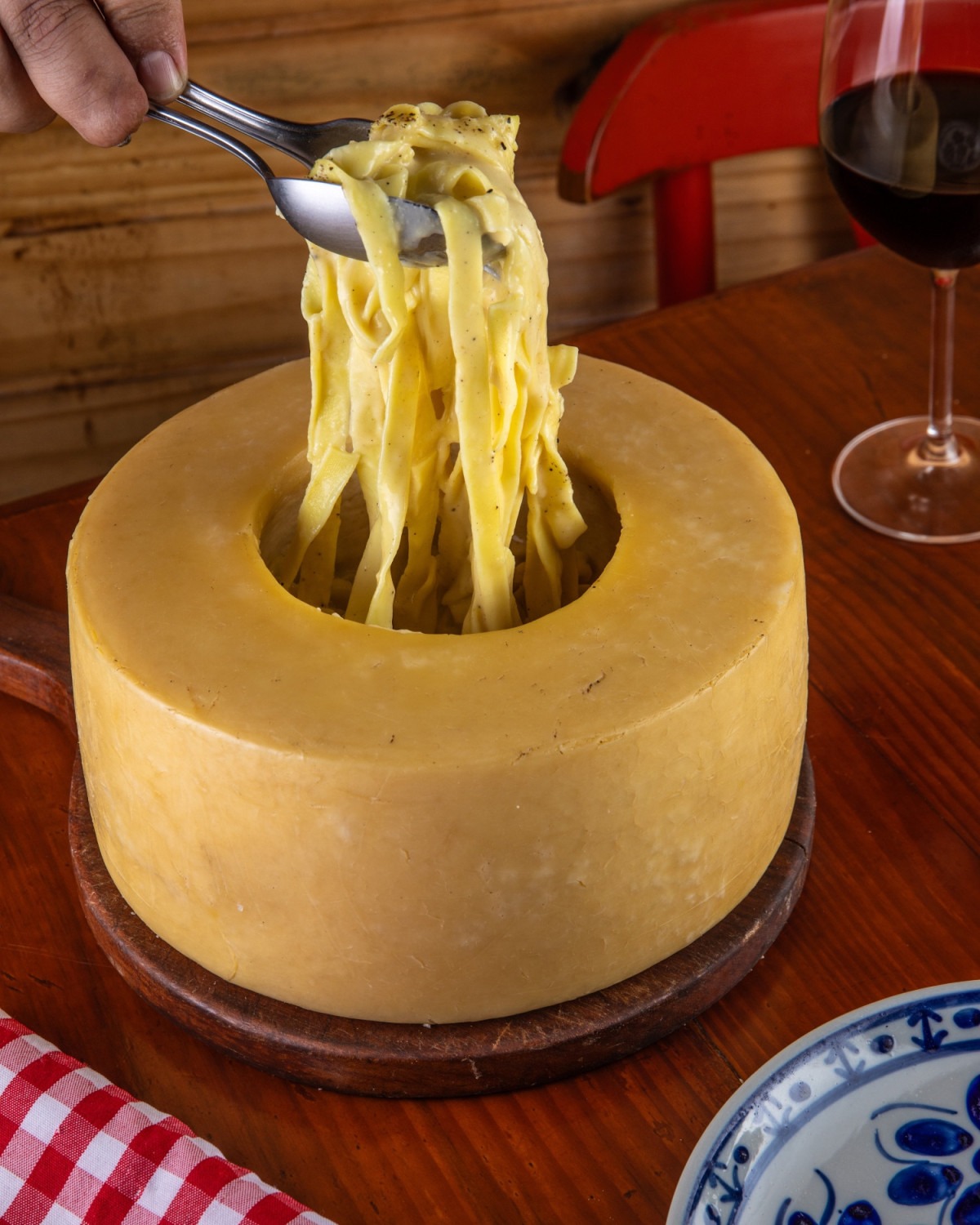No Cantina da Praça, experimente o fettucine com fonduta de funghi
