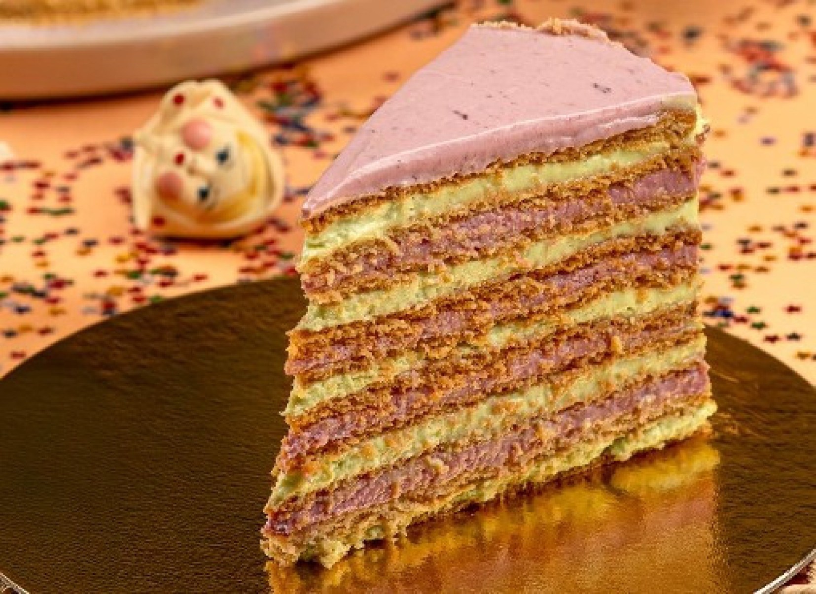 Tradicional bolo russo Medovik, feito com camadas finas de biscoito artesanal de mel e recheio de smetana, um creme azedo feito na casa-Reprodução Instagram