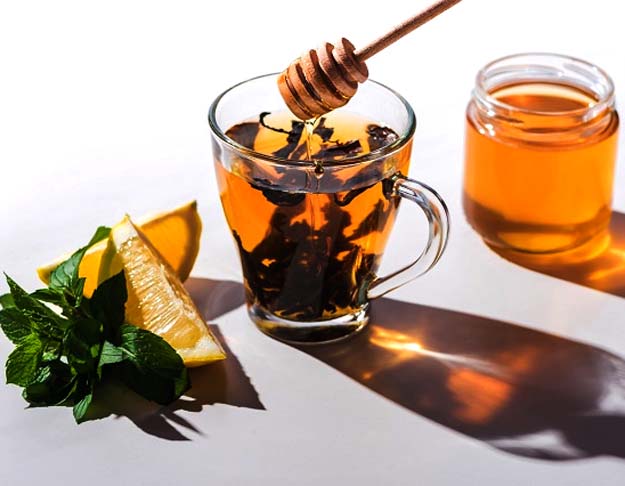 E é ótimo adoçante natural para chás. O chá de mel com canela, por exemplo, ajuda a melhorar o processo digestivo como um todo. E com a vantagem de deixar um cheiro delicioso na cozinha.