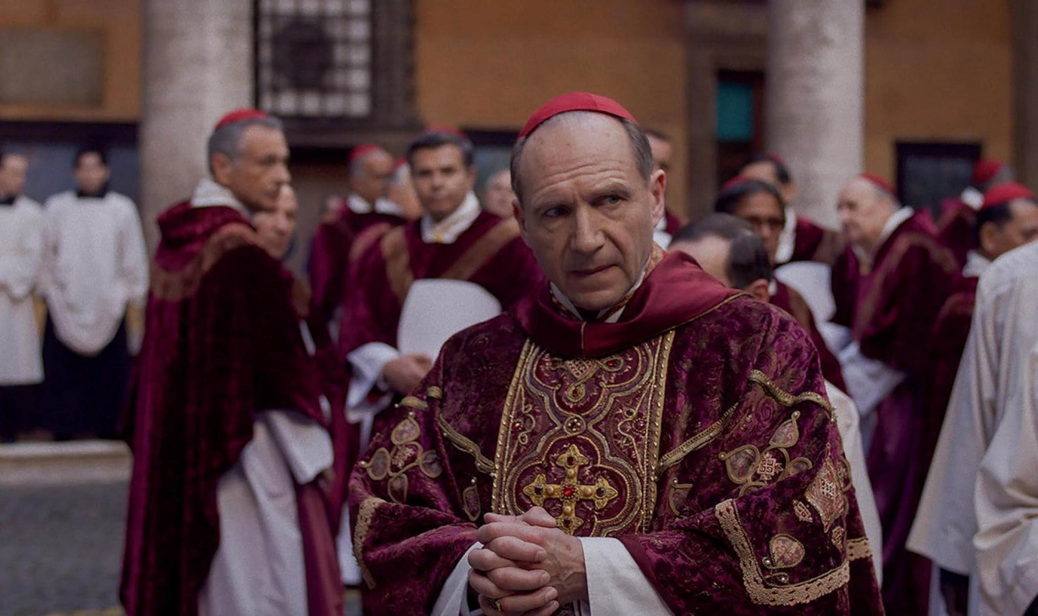 'Conclave' (2024), do diretor alemão Edward Berger, segue a escolha de um novo papa, entre traições e mentiras. Indicado em oito categorias, levou o Oscar de Melhor Roteiro Adaptado em 2025. Ralph Fiennes (foto) interpreta o cardeal Lawrence, encarregado de organizar o conclave, assembleia de cardeais que elege o próximo sumo pontífice após a morte do papa. No mundo clerical, todos se conhecem e os rancores são tenazes. Adaptado do romance do britânico Robert Harris, o filme escala as tensões até um inesperado final. Disponível na plataforma Amazon Prime.-Diamond Films/divulgação