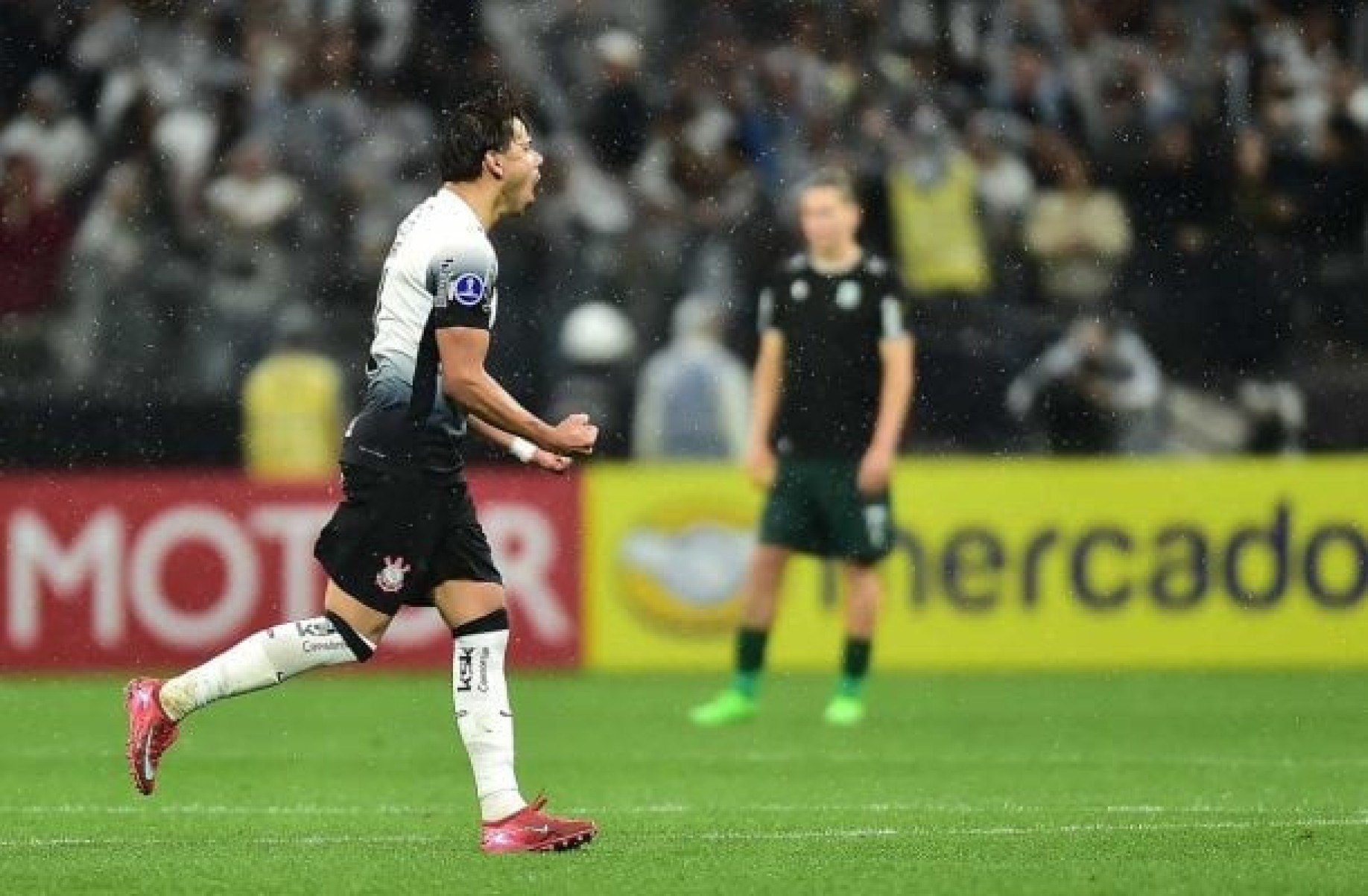 Corinthians supera expulsão de Félix Torres e vence a primeira na Sul-Americana