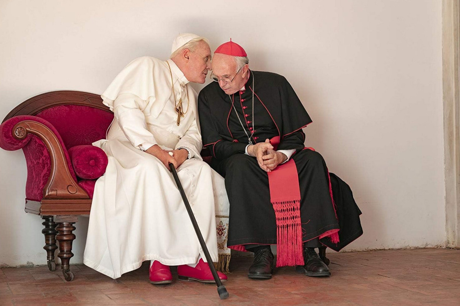 'Dois papas' (2019), dirigido pelo brasileiro Fernando Meirelles, remete à renúncia do alemão Bento XVI, em 2013. O longa de ficção imagina um duelo verbal entre Anthony Hopkins, interpretando um papa alemão muito mais autoritário que seu tímido modelo, e Jonathan Pryce (foto), no papel do futuro papa argentino que deseja ensiná-lo a dançar tango. Os dois homens superam suas diferenças graças à música de Bento, pianista, e à paixão de Francisco pelo futebol. Disponível na plataforma Netflix.
-Netflix/divulgação
