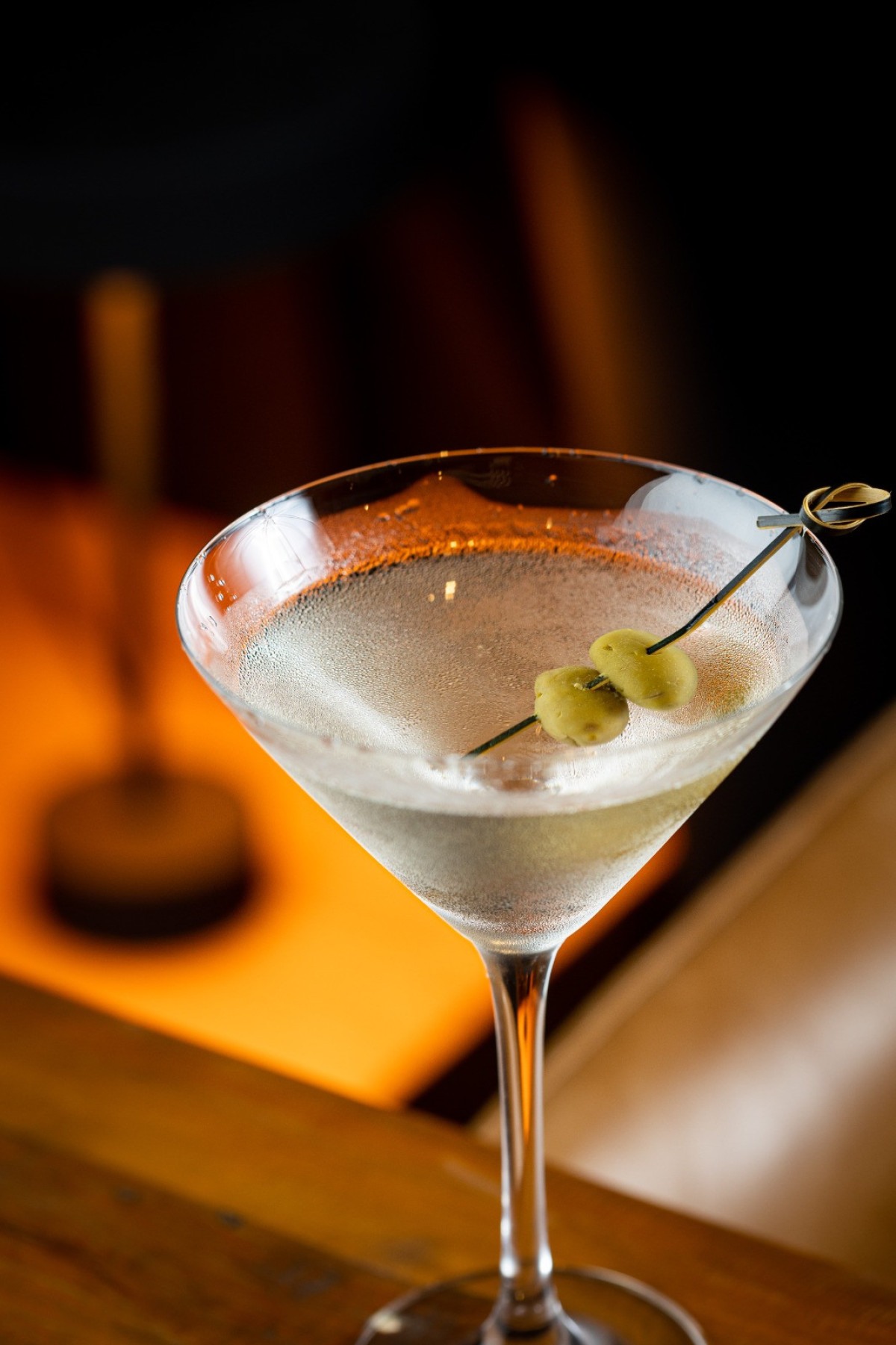 O Dry martini, favorito de James Bond, leva gim e vermute branco seco. É finalizado com azeitonas.-Victor Schwaner /Divulgação