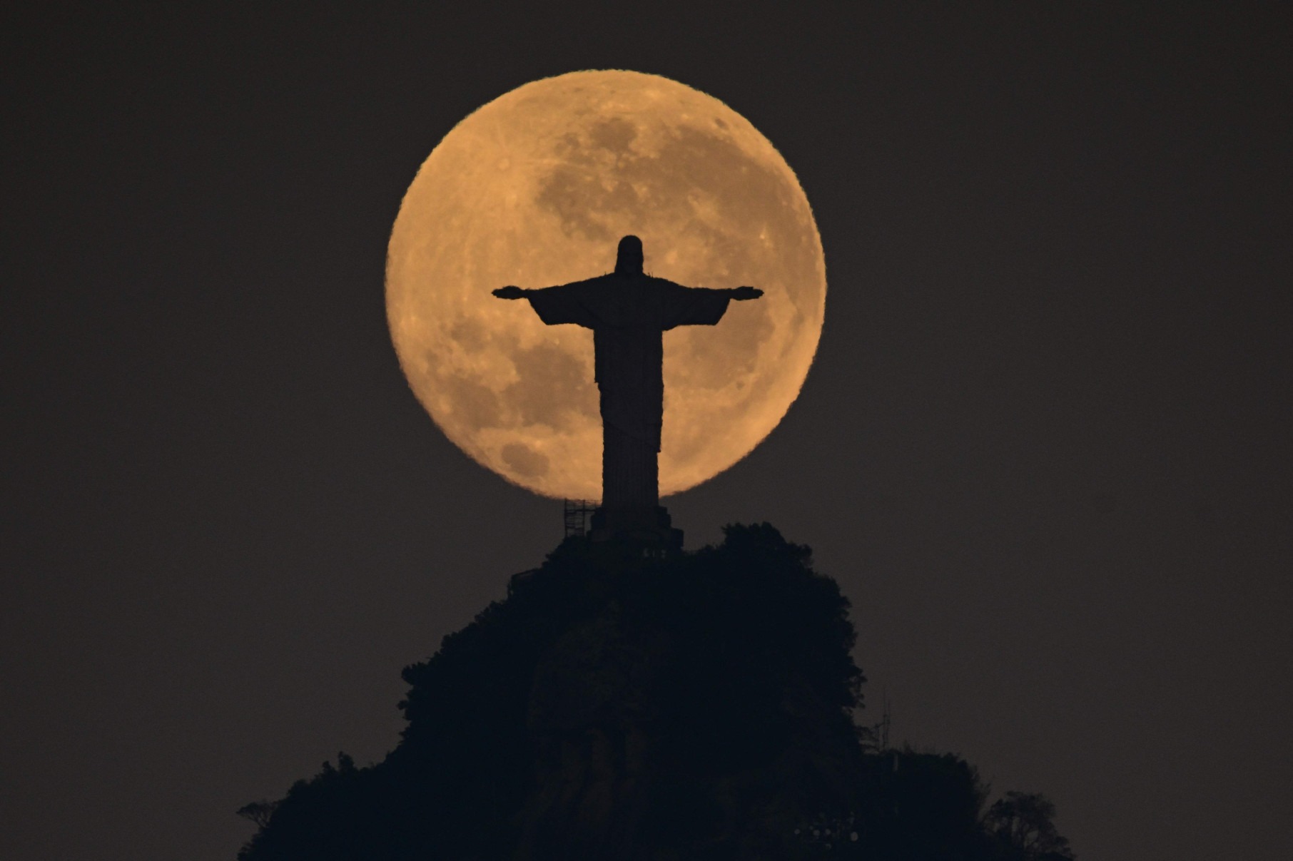 DE braços aberto, o Cristo Redentor imponente sugere aquele abraço       