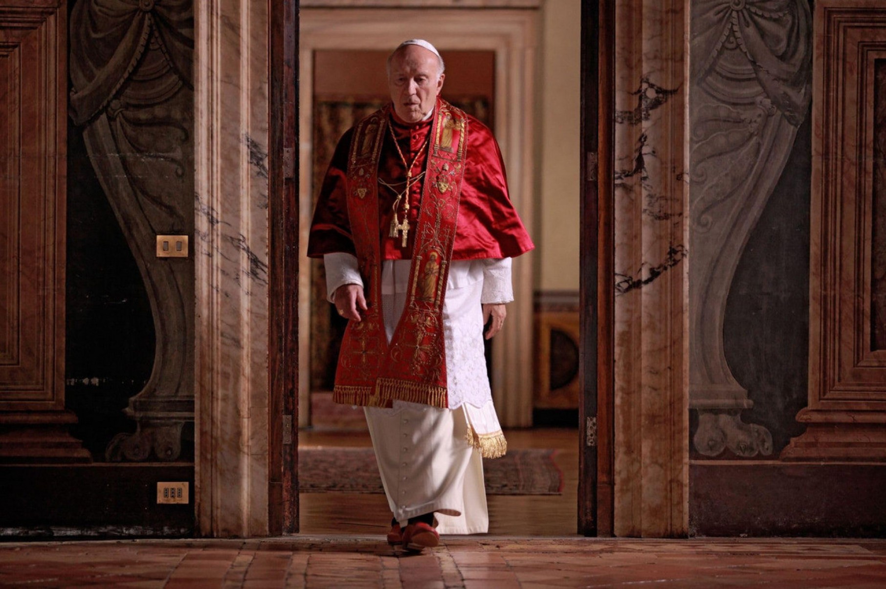 'Habemus papam/Temos papa' (2011), filme do italiano Nanni Moretti apresentado no Festival de Cannes, surpreendeu ao narrar a eleição de um papa relutante em assumir o cargo, dois anos antes da renúncia de Bento XVI. Enquanto a fumaça branca se eleva do Vaticano, sinal do desfecho do conclave, os fiéis se apressam para ver o novo papa, mas a moldura da janela permanece vazia. De repente, ouve-se um grito. Aterrorizado, o cardeal Melville (Michel Piccoli, foto) se recusa a assumir seu novo papel. Até decide recorrer ao psicanalista para acompanhá-lo em sua nova missão. Disponível nas plataformas Amazon Prime e Apple TV. 
-Prime Video/reprodução