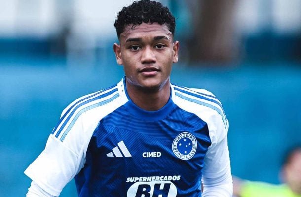 KENJI - Dos que vieram do banco, foi quem participou mais do jogo. Virou uma boa opção pelo lado esquerdo, participando de boas jogadas no ataque celeste e ganhando um certo destaque. Nota: 6,5 - Foto: Gustavo Martins/ Cruzeiro