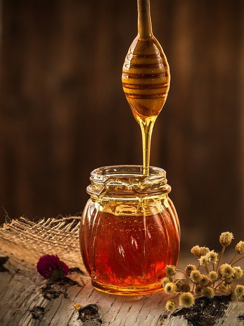 O mel diminui os níveis de colesterol "ruim" (LDL) e aumenta o colesterol "bom" (HDL) do corpo. Ainda ajuda a regular os níveis de triglicerídeo.  Evita acúmulo de gordura nas artérias e o desenvolvimento de doenças cardíacas.