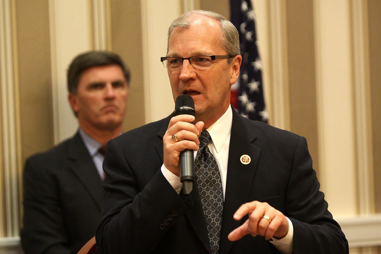 Em 2023, os senadores republicanos JD Vance (Ohio) e Kevin Cramer (Dakota do Norte - foto) apresentaram um projeto de lei ao congresso na mais recente tentativa de emplacar o inglês como língua oficial. 